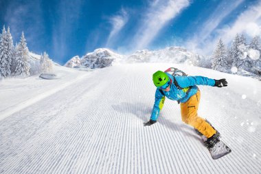 Erkek snowboard yamaçta sürme.