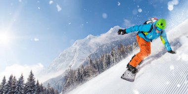 Erkek snowboard yamaçta sürme.