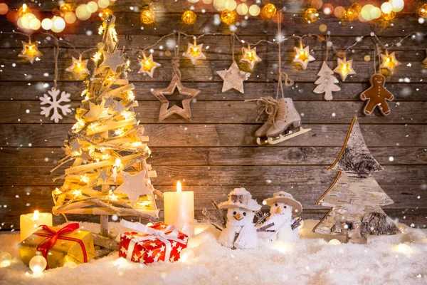 木製の背景にクリスマスの装飾 あなたの製品やテキストのためのコピースペースの多く — ストック写真