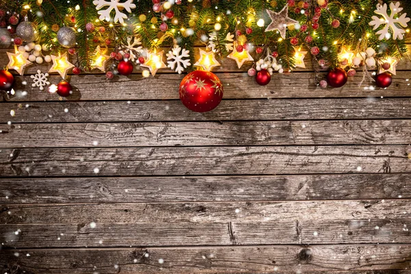 木制背景的圣诞装饰 为您的产品或文字提供大量的复制空间 — 图库照片