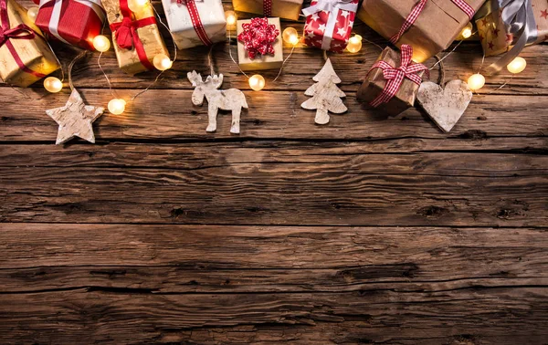 木製の背景にクリスマスの装飾 あなたの製品やテキストのためのコピースペースの多く — ストック写真
