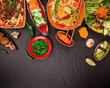 Çeşitli Asya yemek rustik arka plan, üstten görünüm, metin için yer.