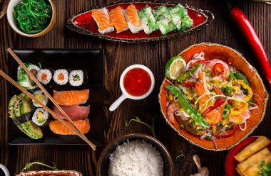 Çeşitli Asya yemek rustik arka plan, üstten görünüm, metin için yer.