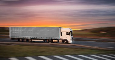 Otoyolda konteynır taşıyan kamyon, kargo taşıma konsepti. Traş efekti.