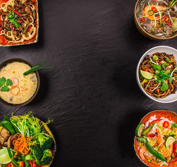 Varias comidas asiáticas sobre fondo rústico, vista superior, lugar para el texto . —  Fotos de Stock