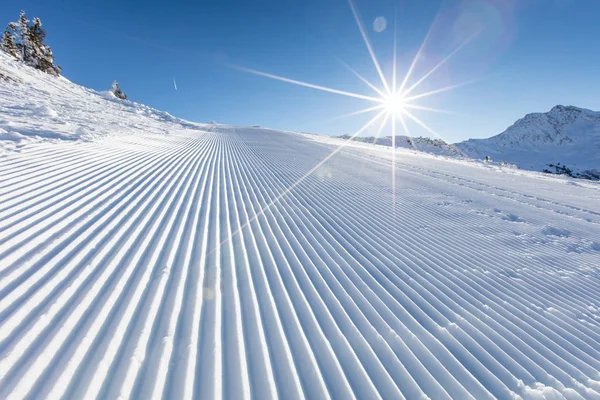 Neve fresca na pista de esqui durante o dia ensolarado . — Fotografia de Stock