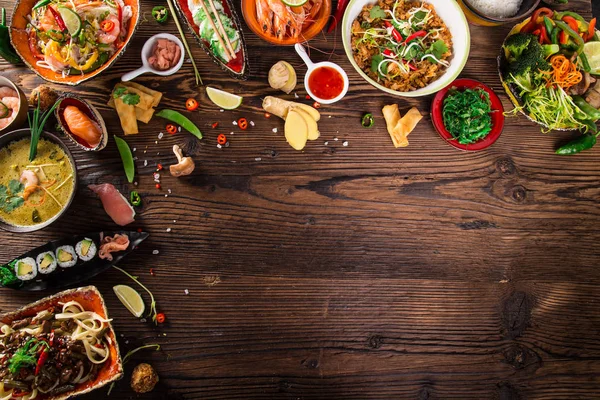 Vari pasti asiatici su sfondo rustico, vista dall'alto, posto per il testo . — Foto Stock