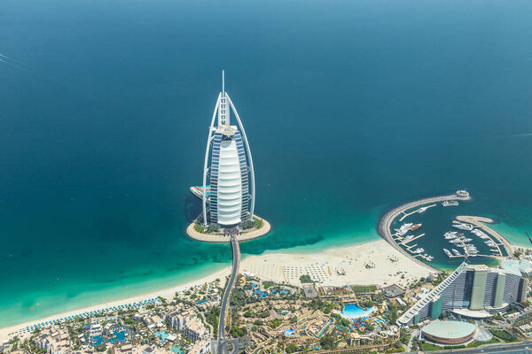 ДУБАЙ, ОАЭ - 28 мая: Burj Al Arab hotel on May 28, 2018 in Dubai, UAE. Burj Al Arab - это роскошный неофициальный 7-звездочный отель, построенный на искусственном острове напротив пляжа Джумейра. Вид с гидросамолета
.