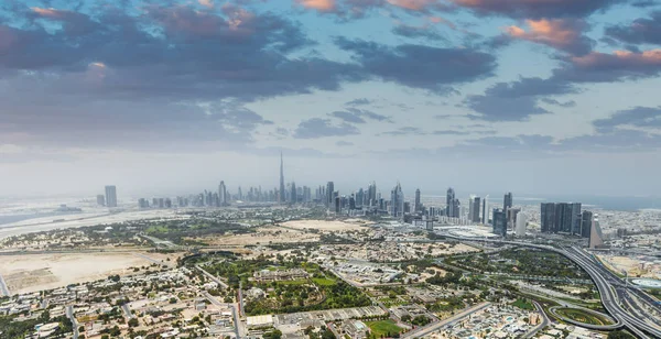 Vista aérea dos arranha-céus modernos, Dubai, Emirados Árabes Unidos . — Fotografia de Stock