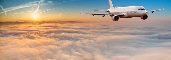 Commerciële vliegtuig vliegen boven dramatische wolken. — Stockfoto