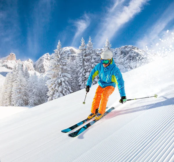 Skiër afdaling in hoge bergen — Stockfoto