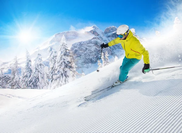 Skifahrer beim Skifahren im Hochgebirge — Stockfoto