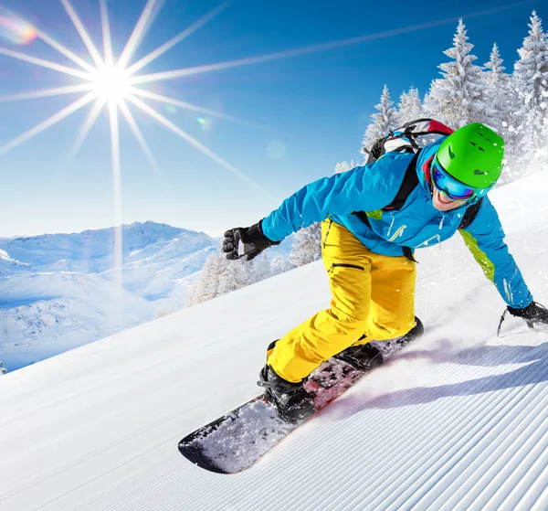 Homem Ativo Snowboarder Equitação Encosta Durante Belo Dia Ensolarado Nas — Fotografia de Stock