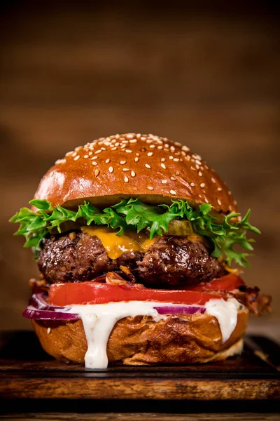 Gros Plan Hamburger Maison Savoureux Sur Une Table Bois — Photo