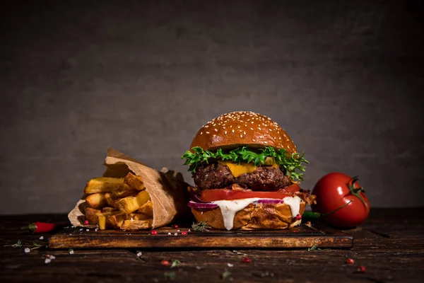 Γκρο Πλαν Του Σπιτιού Γίνεται Νόστιμο Burger Πατάτες Τηγανιτές Ξύλινο — Φωτογραφία Αρχείου