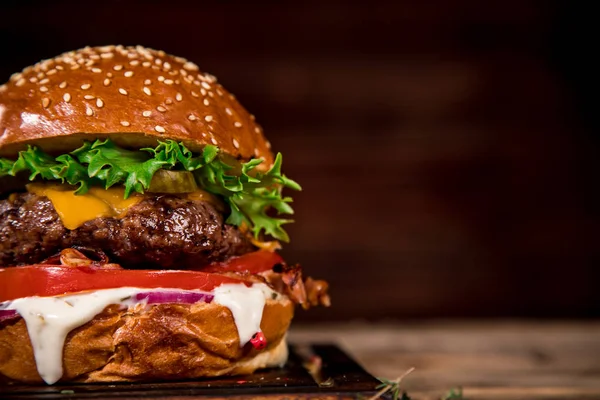 Nahaufnahme Hausgemachter Leckerer Burger Auf Holztisch — Stockfoto