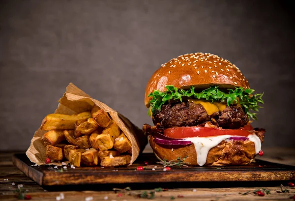 Közeli Kép Házi Készítésű Finom Hamburgert Sült Krumpli Fából Készült — Stock Fotó