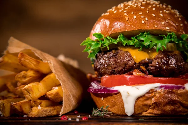 Zbliżenie Domowe Smaczne Burger Frytkami Drewnianym Stole — Zdjęcie stockowe