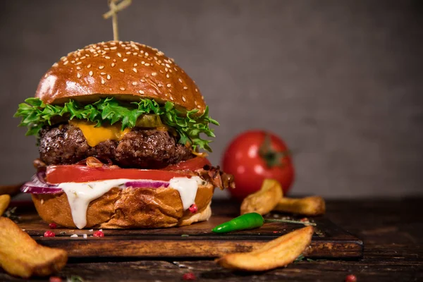 Close Van Zelfgemaakte Lekkere Hamburger Houten Tafel — Stockfoto