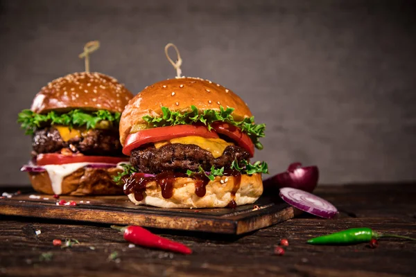 Närbild Hemlagade Välsmakande Hamburgare Träbord — Stockfoto