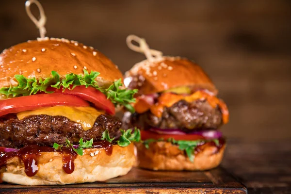 Närbild Hemlagade Välsmakande Hamburgare Träbord — Stockfoto