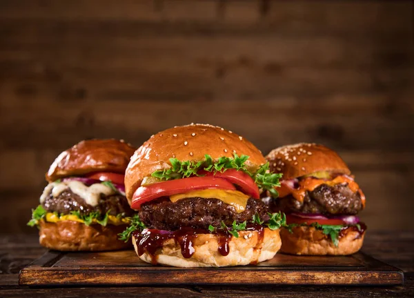 Házi Készítésű Finom Hamburgerek Asztalon — Stock Fotó