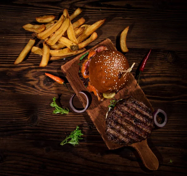 Ovanifrån Hem Gjorde Läckra Hamburgare Träbord — Stockfoto