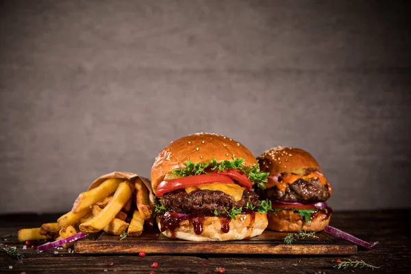 Κοντινό Πλάνο Του Σπιτιού Έκανε Νόστιμα Burgers Ξύλινο Τραπέζι — Φωτογραφία Αρχείου