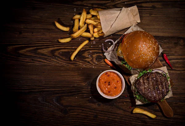 Pohled Shora Domácí Chutné Hamburgery Dřevěný Stůl — Stock fotografie