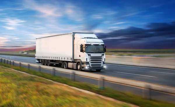 Lkw Mit Container Auf Der Autobahn Frachttransportkonzept Rasierwirkung — Stockfoto