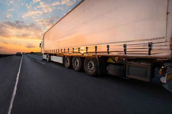 Lkw Mit Container Auf Der Autobahn Frachttransportkonzept Rasierwirkung — Stockfoto