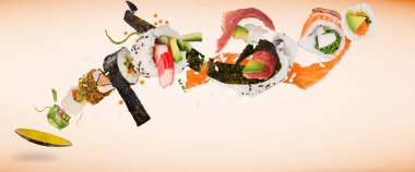 Nefis Japon suşisi parçaları. Pastel arka planda donmuş..