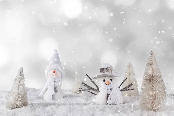 背景をぼかし 製品またはテキストをコピー スペースの多くとクリスマス デコレーション雪だるま — ストック写真