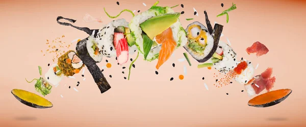 Trozos Delicioso Sushi Japonés Congelado Aire Sobre Fondo Color Pastel — Foto de Stock