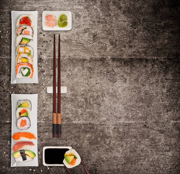 Traditionelle Japanische Sushi Stücke Auf Rustikalem Betonhintergrund Draufsicht Sehr Hoch — Stockfoto
