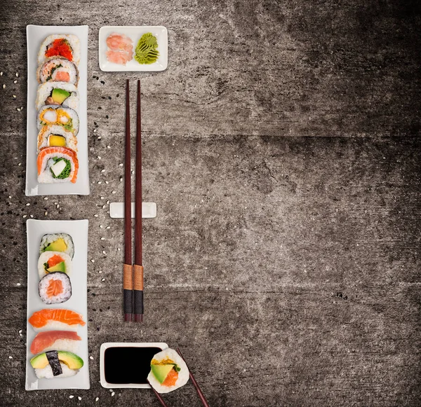 Stukken Van Traditionele Japanse Sushi Rustieke Concrete Achtergrond Bovenaanzicht Zeer — Stockfoto