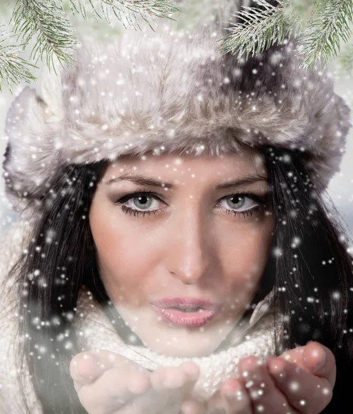 Retrato Menina Natal Mulher Inverno Soprando Neve — Fotografia de Stock