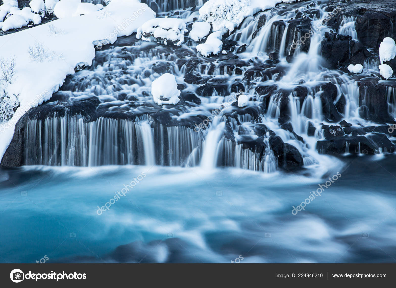 Cascada de Hraunfossar en invierno, Islandia . — Foto de stock #224946210 ©  Kesu01, image size:1600x1167
