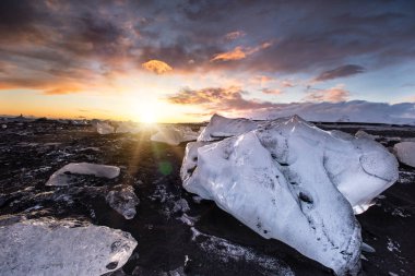 Ünlü elmas plaj, İzlanda üzerinde güzel gün batımı.
