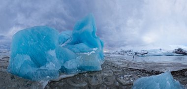 Ünlü Fjallsarlon buzul ve lagün üzerinde donmuş su yüzme icebergs ile.