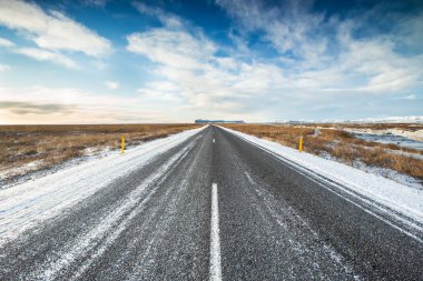 İzlanda ana yolda. Kışın donmuş yollar.