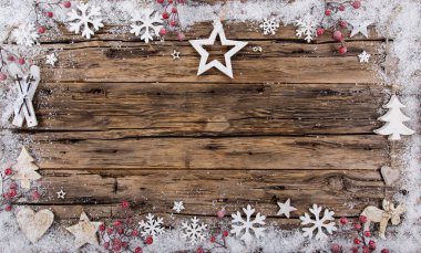 Ahşap arka planda noel süslemesi
