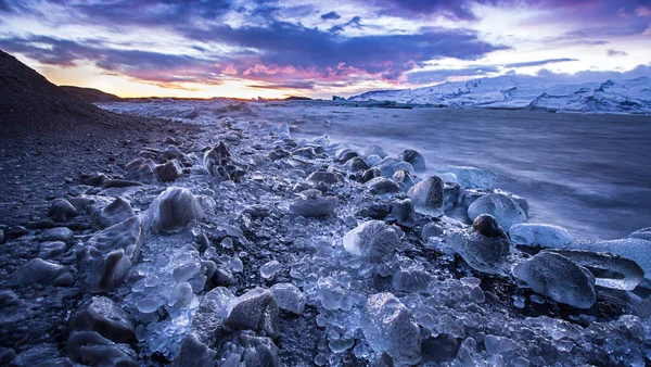 Beau coucher de soleil sur la célèbre plage de Diamond, Islande . — Photo