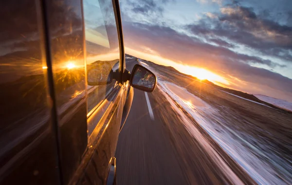 La carretera principal en Islandia. Vista desde el coche. Carreteras congeladas en invierno . — Foto de Stock