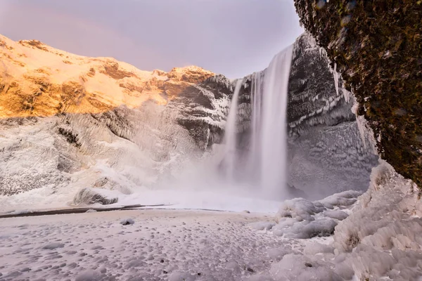 Krásný vodopád Skogafoss v zimě. Island. — Stock fotografie