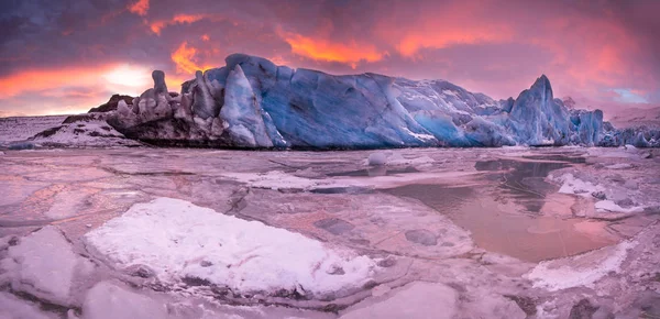 Glaciar Fjallsarlon famoso e lagoa com icebergs nadando em água congelada . — Fotografia de Stock