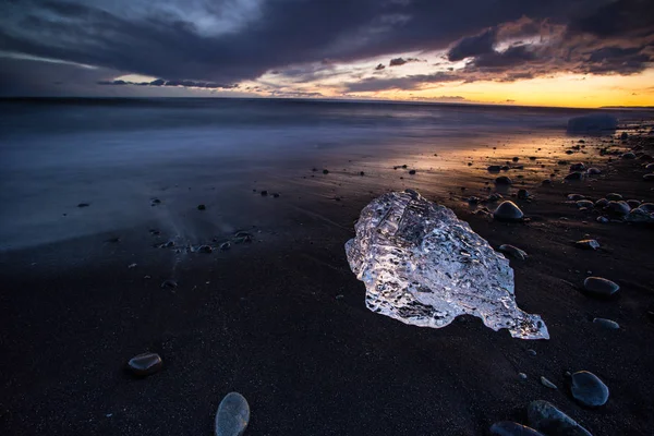 Beautiful sunset over famous Diamond beach, Iceland. — Stock Photo, Image