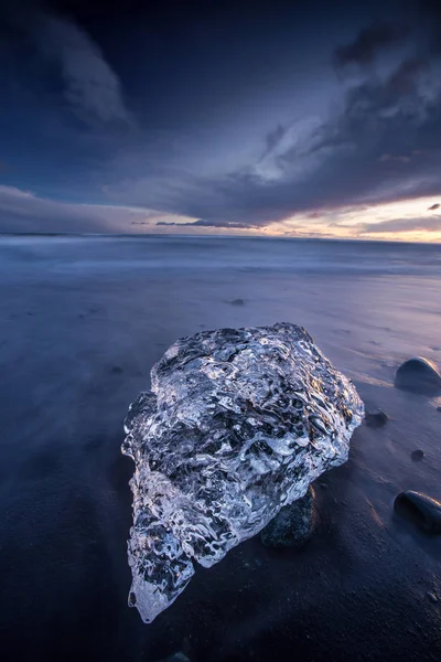 Schöner Sonnenuntergang über dem berühmten Diamantenstrand, Island. — Stockfoto