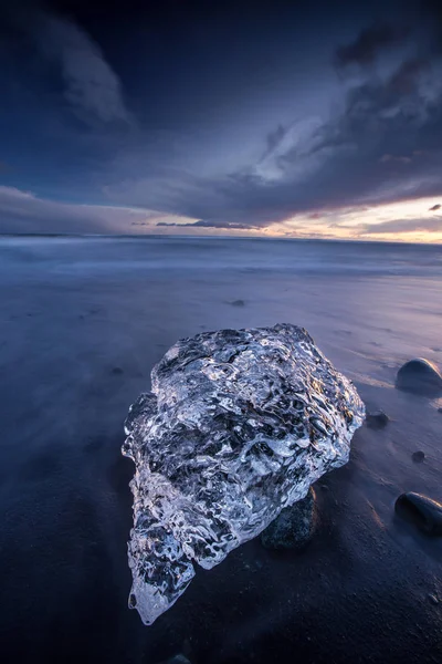 Belo pôr-do-sol sobre a famosa praia Diamond, Islândia . — Fotografia de Stock