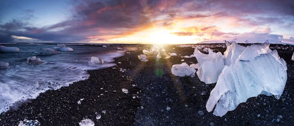 Piękny zachód słońca nad słynnym Diamond beach, Islandia. — Zdjęcie stockowe